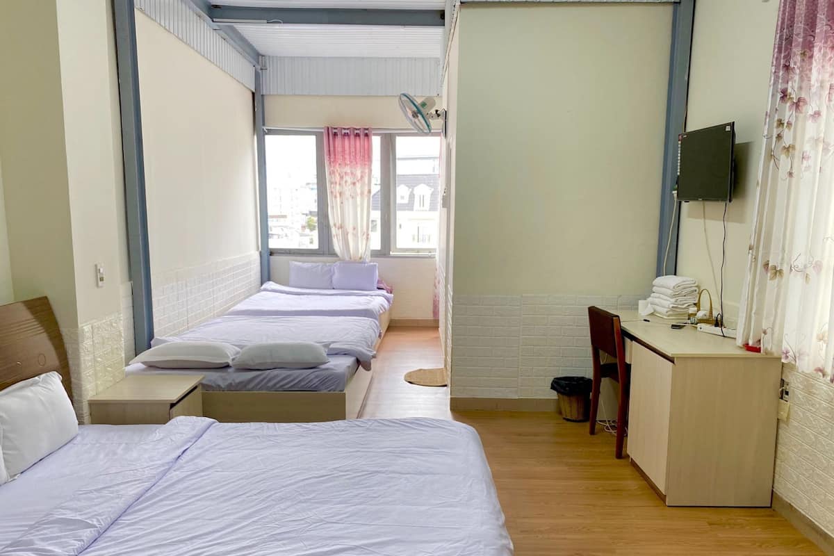 Family Room | Desk, free WiFi, bed sheets