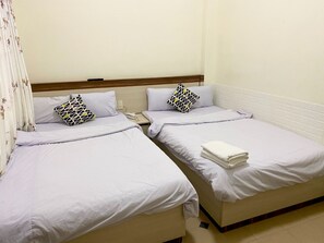 Kamar Keluarga | Meja kerja, Wi-Fi gratis, dan seprai linen