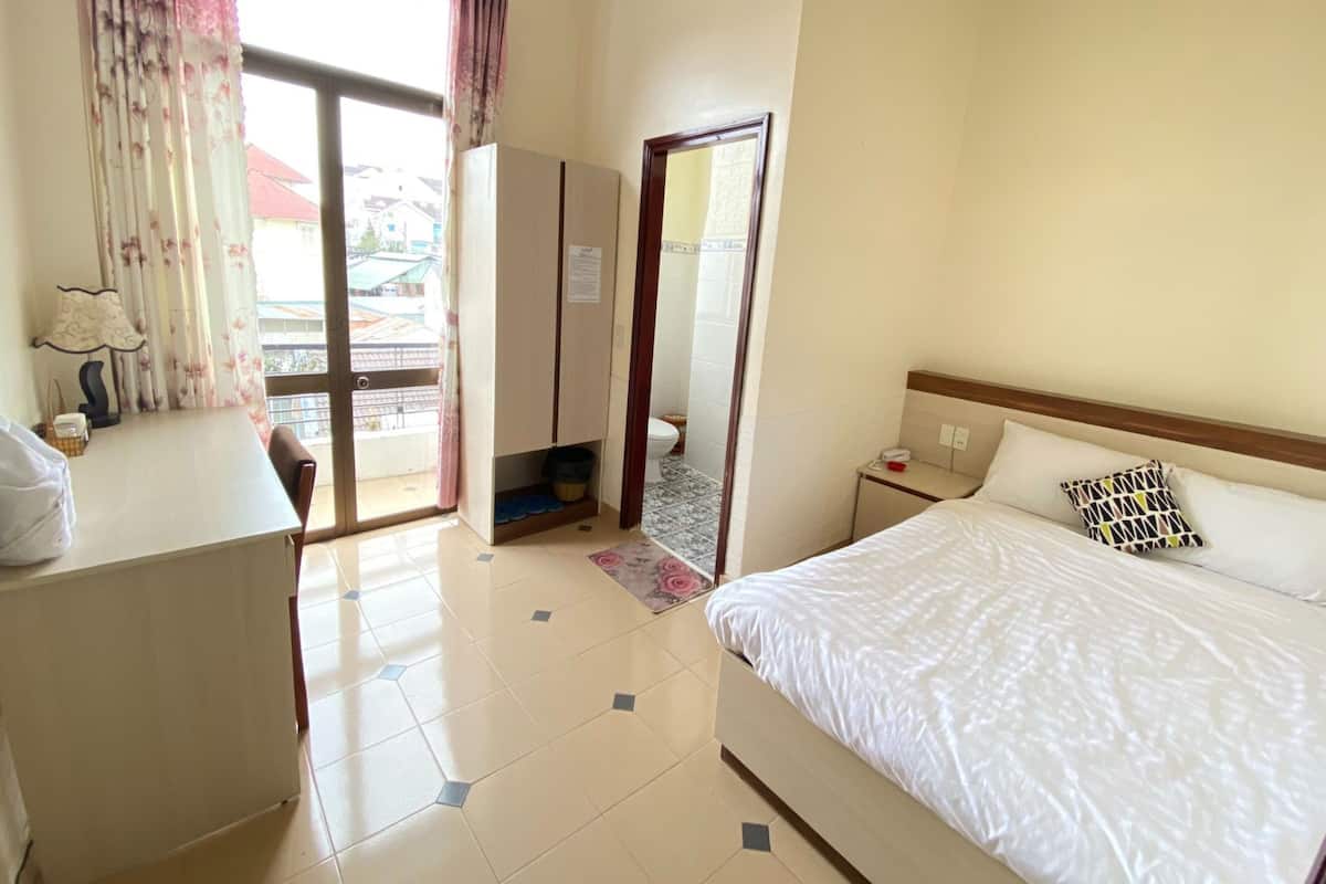 Double Room | Desk, free WiFi, bed sheets
