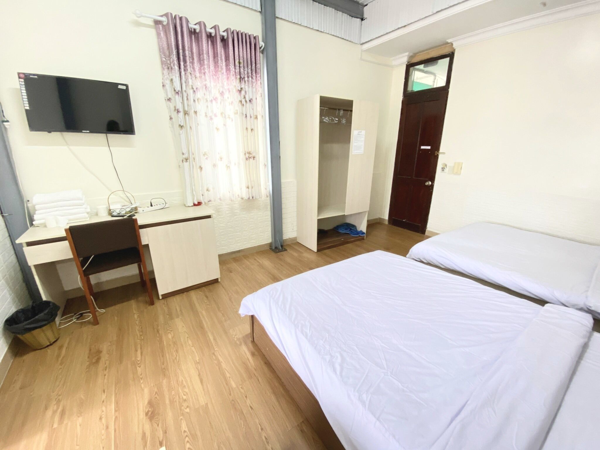 Desk, free WiFi, bed sheets