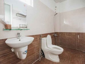 Shower, free toiletries, hair dryer, slippers - Minh Phu Hotel (Da Lat)