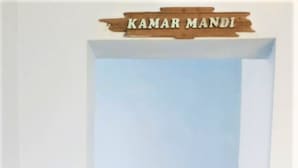 Um letreiro com o texto 'KAMAR MANDI' fixado em uma parede.