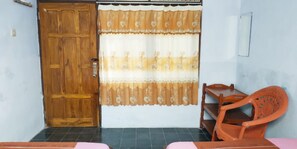 Family Room | Desk, free WiFi, bed sheets