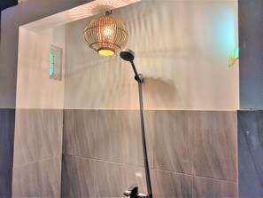 Bungalow, Poolblick | Badezimmer | Dusche, Handtücher