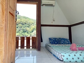 Standard Room | Free WiFi, bed sheets - Bungalow Suwuk River View (Tambakmulya)