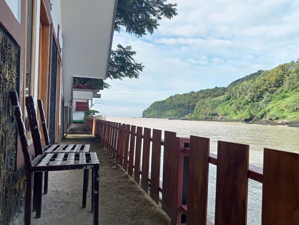 Superior Room | Free WiFi, bed sheets - Bungalow Suwuk River View (Tambakmulya)
