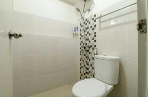 Studio | Bathroom | Shower, free toiletries, hair dryer, towels - Premi Inn Educity Apartemen (Surabaya)