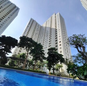 Outdoor pool - Premi Inn Educity Apartemen (Surabaya)