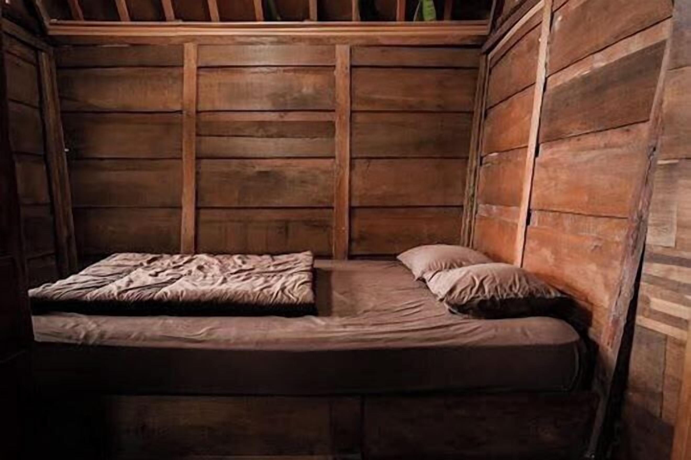 1 Schlafzimmer, Schreibtisch, Bettwäsche