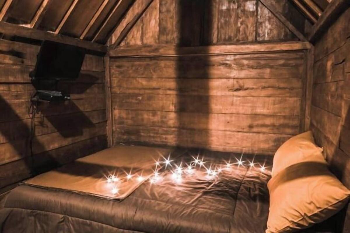 1 bedroom, desk, bed sheets