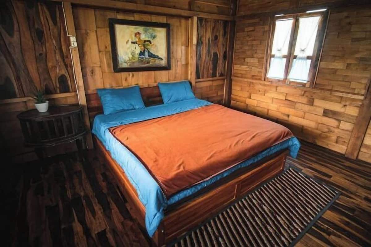 1 bedroom, desk, bed sheets