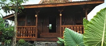 วิลล่าและเรสโตรอง Singgasana