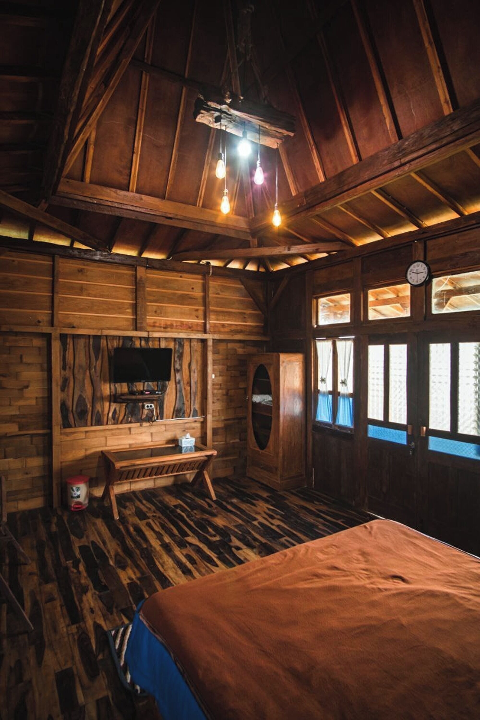 Superior B | 1 多间卧室、办公桌、床单