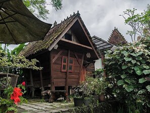 1 bedroom, desk, bed sheets