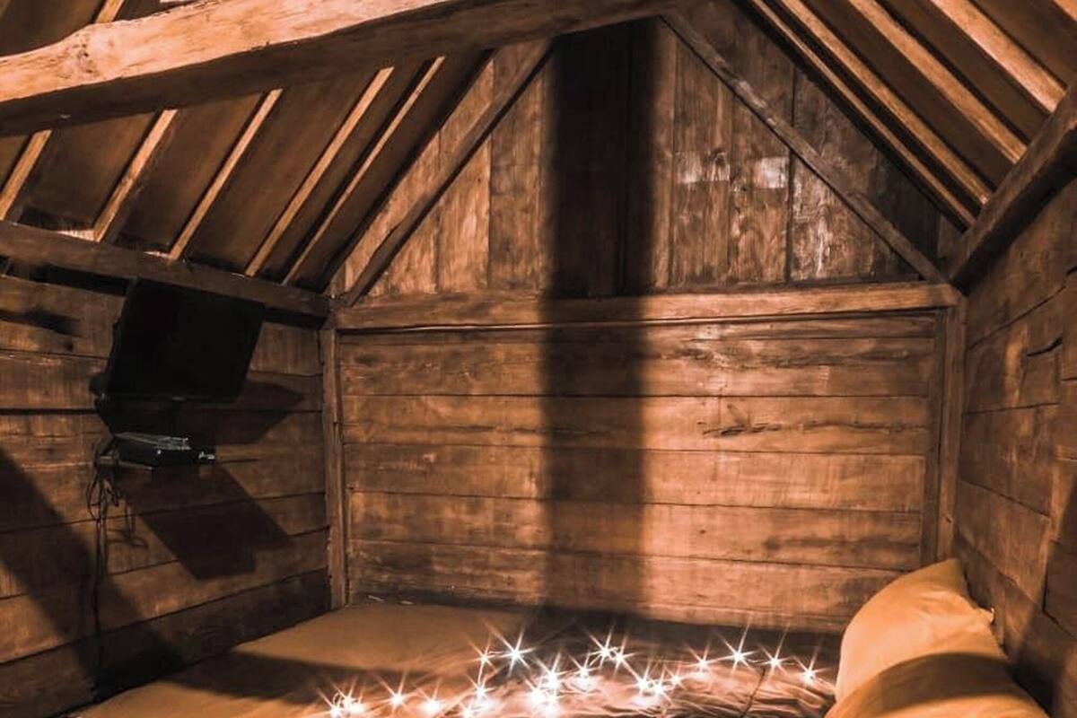 1 quarto, escrivaninha, roupa de cama