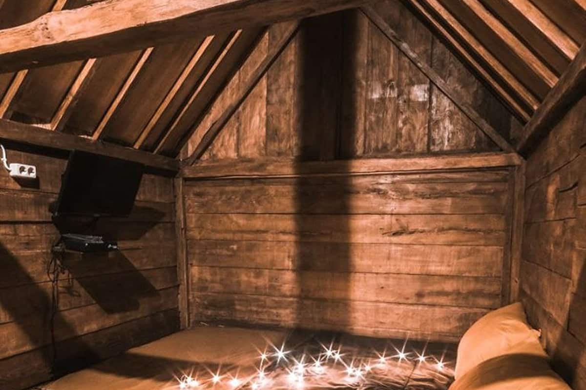 Standard Cottage | 1 bedroom, desk, bed sheets