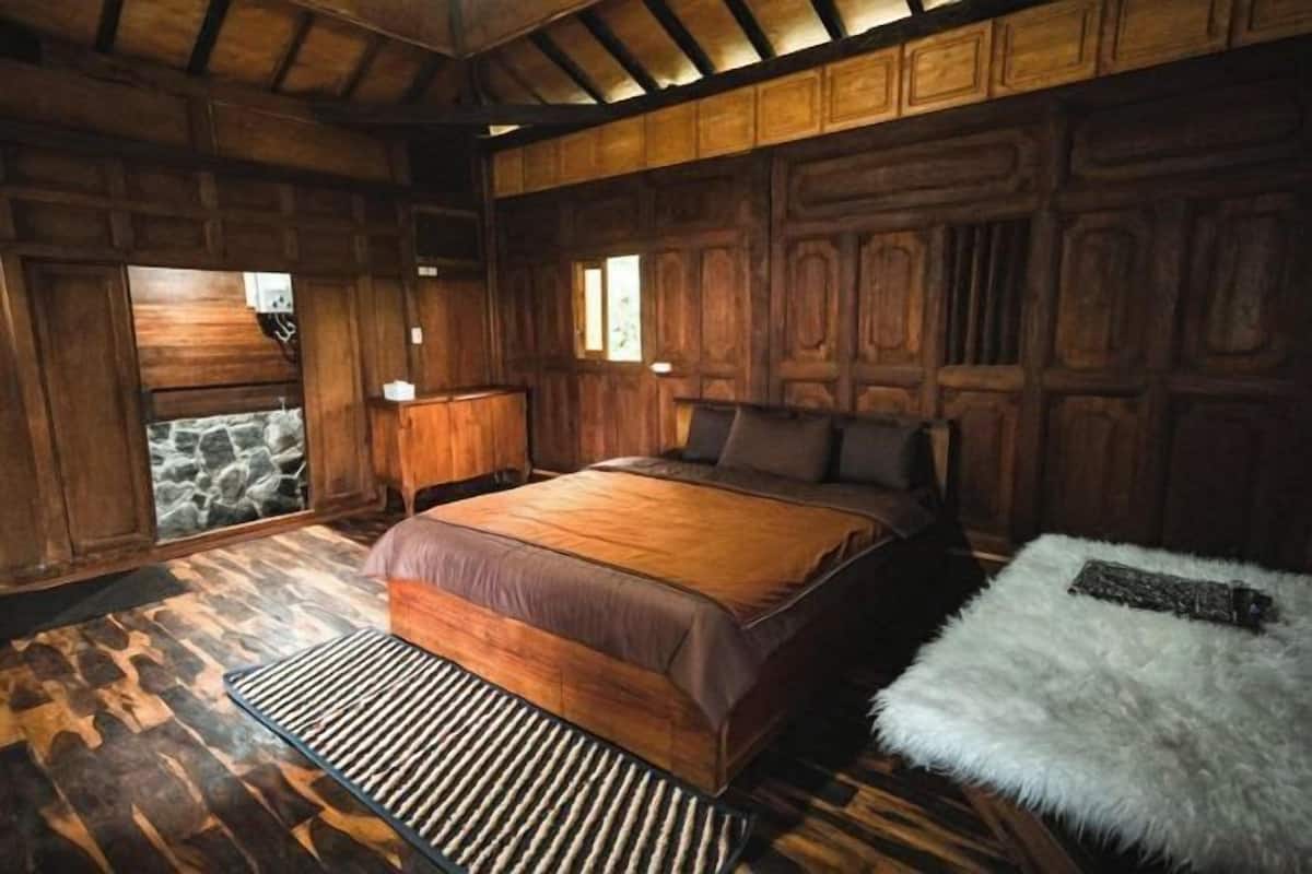 1 bedroom, desk, bed sheets
