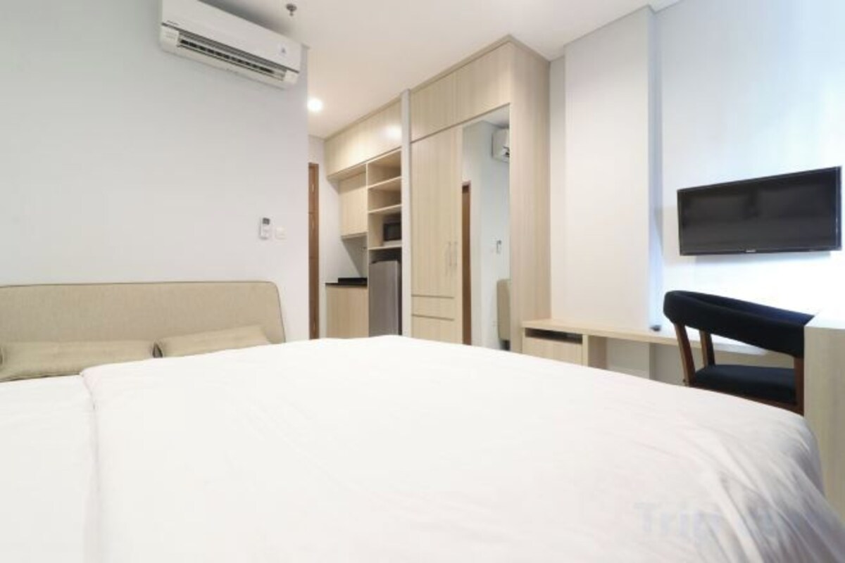 Desk, WiFi (free), bed sheets
