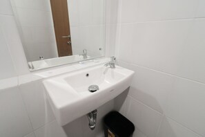 Duş, geniş duş başlığı, ücretsiz banyo/kozmetik ürünleri