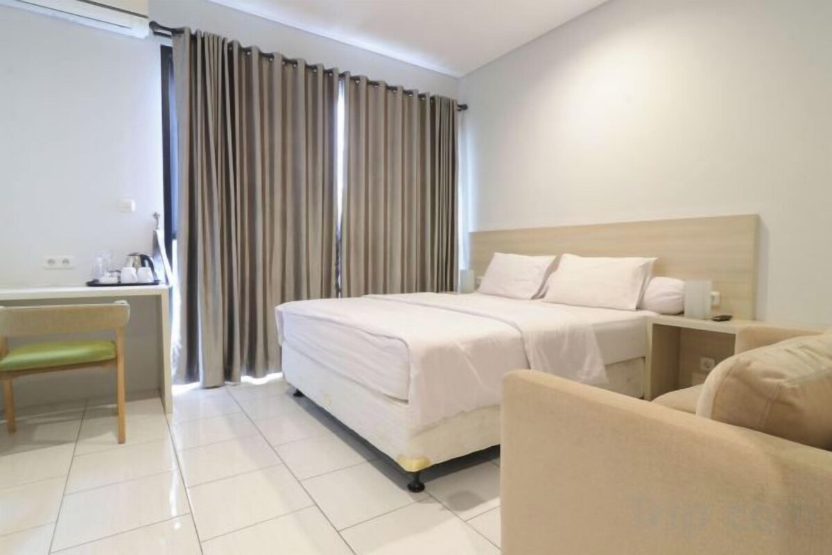 Desk, WiFi (free), bed sheets