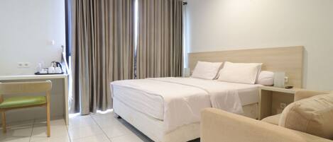 Een bureau, gratis wifi, beddengoed