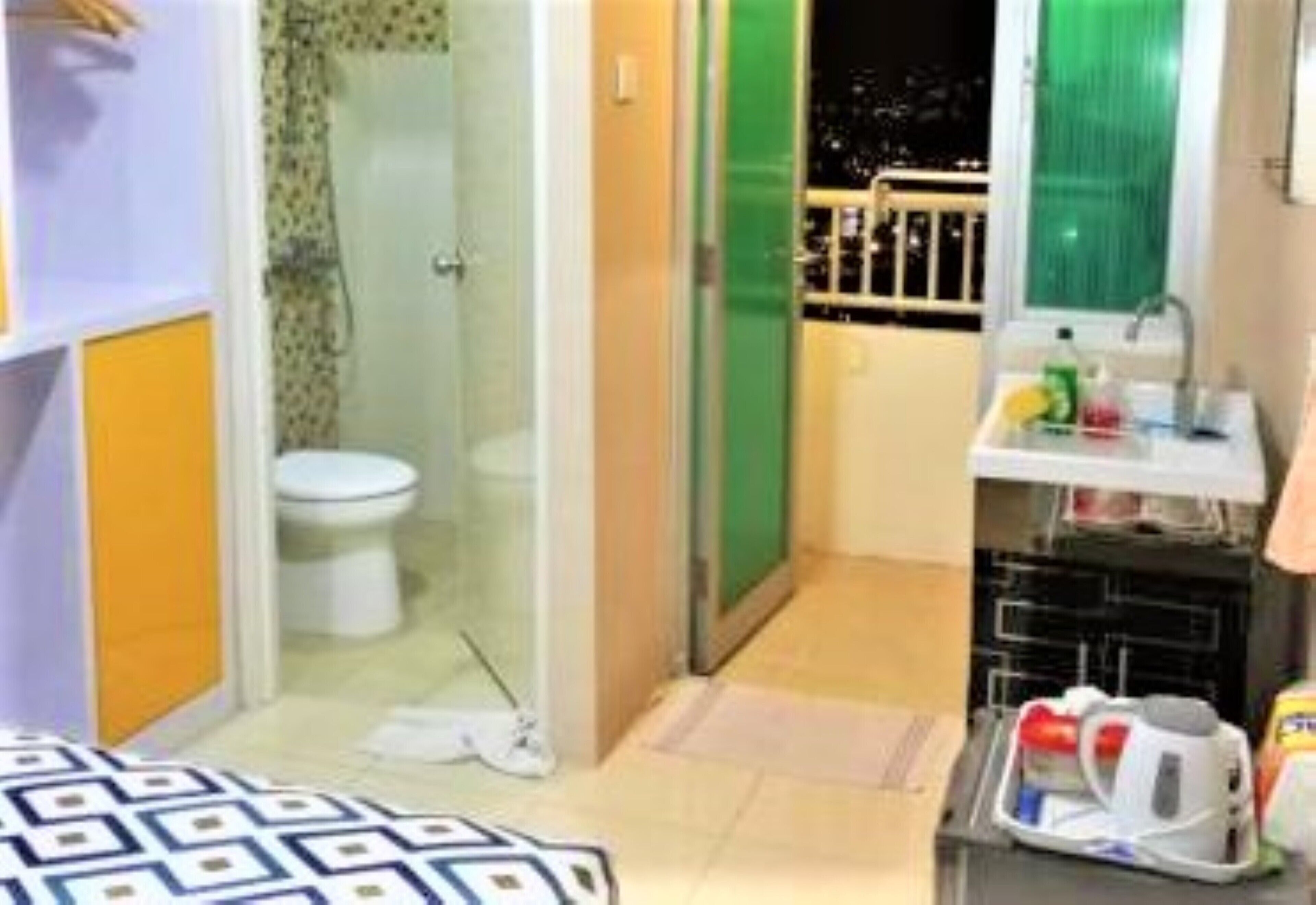 Studio | Desk, bed sheets