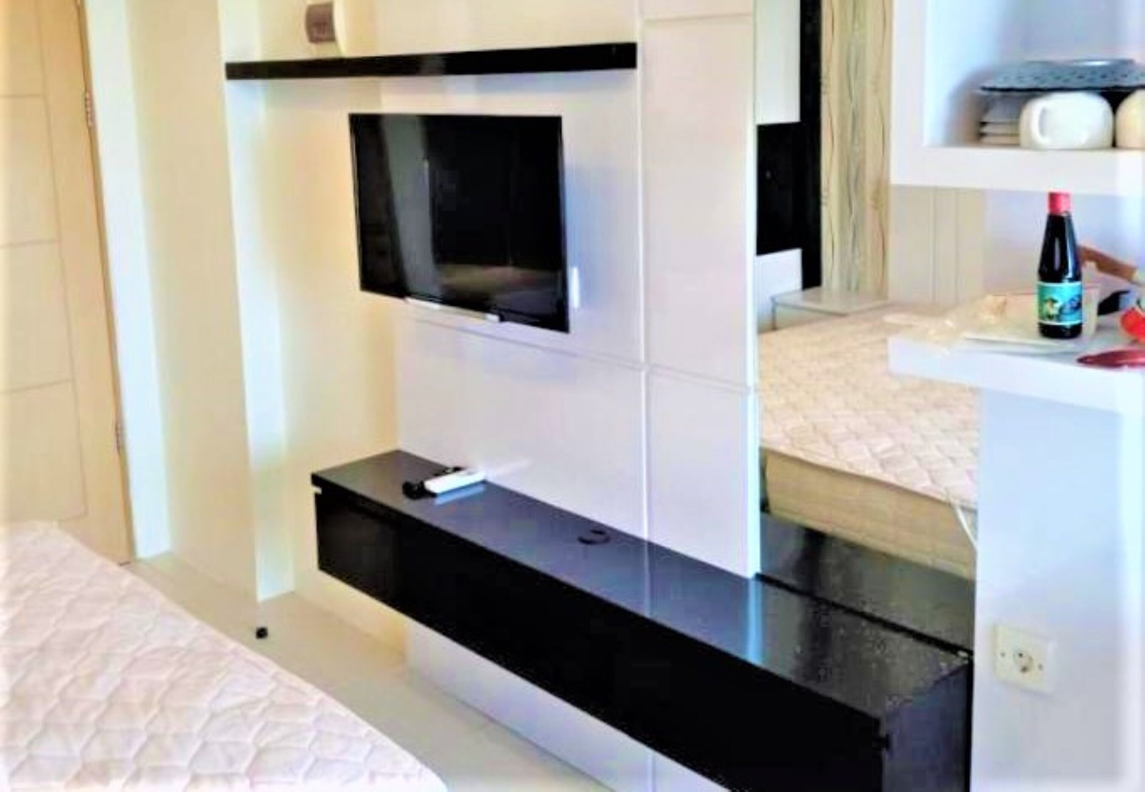 Studio | Desk, bed sheets