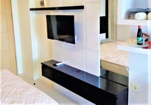 Estúdio | Escrivaninha, roupa de cama