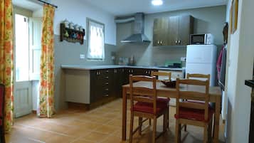 Kühlschrank, Mikrowelle, Herdplatte, Wasserkocher mit Kaffee-/Teezubehör