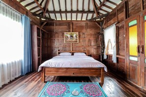 Een bureau, gratis wifi, beddengoed