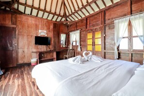 Desk, free WiFi, bed sheets - Le Desa Resort Syariah (Wonosobo)