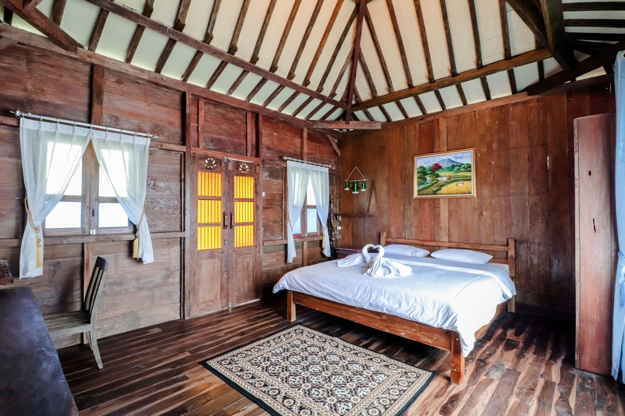 Desk, free WiFi, bed sheets