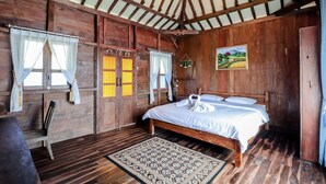 Desk, WiFi (free), bed sheets - Le Desa Resort Syariah (Wonosobo)