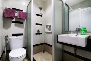 Deluxe Twin Room | Bathroom | Shower, free toiletries - Bendungan Hilir, Tanah Abang (Jakarta)