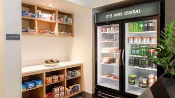 En selvbetjeningsstation med snacks, drikkevarer og nødvendigheder.