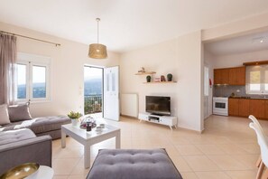 Una Smart TV, una chimenea, una mesa de tenis de mesa