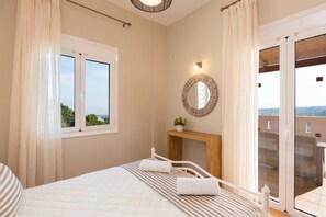 3 dormitorios, caja fuerte, escritorio y tabla de planchar con plancha