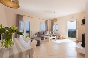 Una Smart TV, una chimenea, una mesa de tenis de mesa