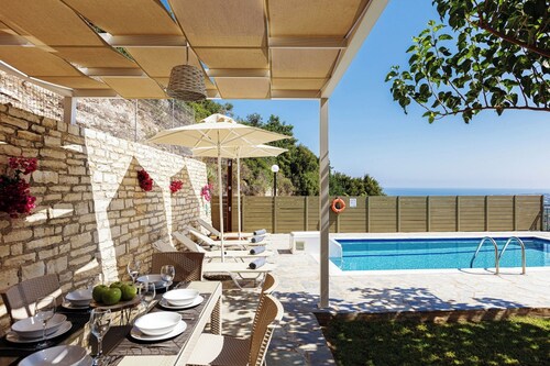 Fesselnde Villa mit Pool, Tischtennisplatte, Kinderspielplatz und Meerblick