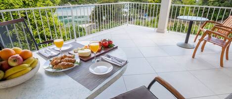 Apartment (Two-Bedroom Apartment with Sea View) | Exterior