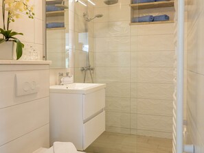 Apartment (Two-Bedroom Apartment with Sea View) | Bathroom | Bathtub, towels