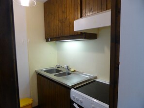 Fridge, microwave, oven, coffee/tea maker