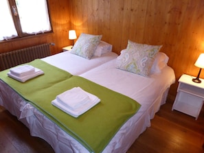 7 bedrooms, iron/ironing board, WiFi, bed sheets