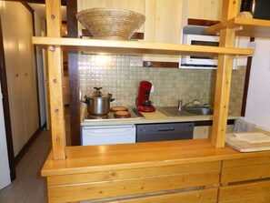 Kjøleskap, mikrobølgeovn, oppvaskmaskin og høy barnestol