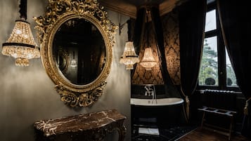 Quarto casal | Banheiro | Produtos de toalete grátis, secador de cabelo, roupões de banho