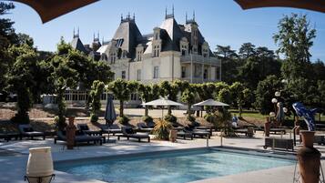 Una piscina al aire libre de temporada