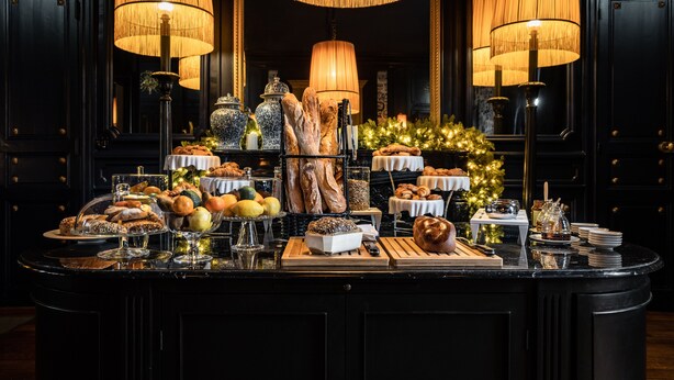 A luxurious buffet setup with various food items and a Christmas tree. - Le Chateau de Maubreuil (Carquefou)