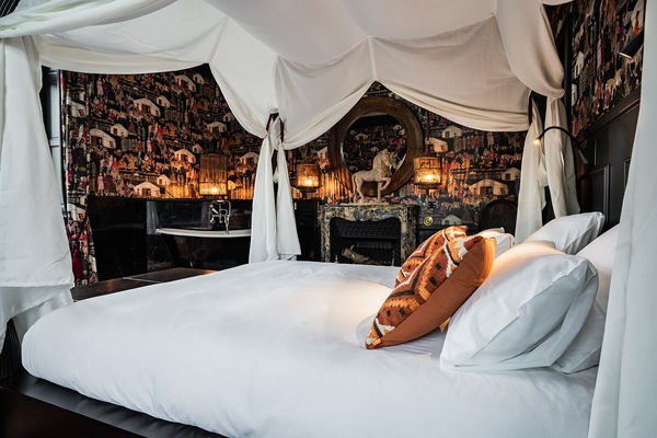 Double Room | Peralatan tempat tidur premium, bar mini, peti besi dalam bilik, meja