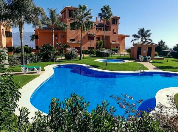 حمّام سباحة خارجي