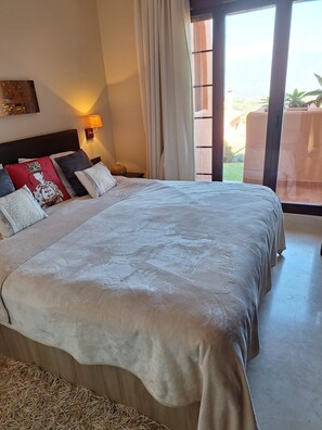 2 عدّة غرف نوم ومكواة/لوح كي وسرير سفر وواي فاي مجانًا